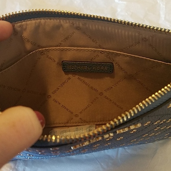 Michael Kors XL zip Clutch - Picture 4 of 7
